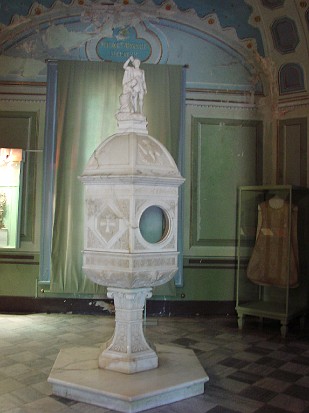 6-Palacio San Jose-fonds baptismaux sur le modele de ceux du vatican.jpg